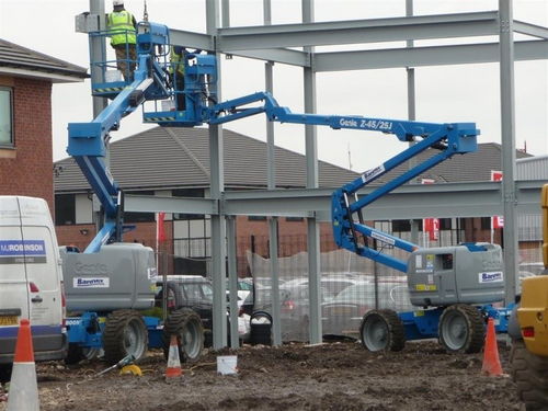 雨湖自行曲臂升降車出租多少錢一天出租的不只是設(shè)備,是施工的信心